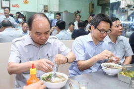 Thủ tướng Nguyễn Xuân Phúc dùng bữa sáng và uống càphê tại Nguyễn Hậu, phường Tân Thành, quận Tân Phú, Thành phố Hồ Chí Minh. (Ảnh: Thống Nhất/TTXVN)