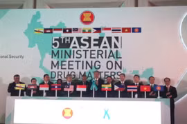 Tổng Thư ký ASEAN Lê Lương Minh (ngoài cùng bên phải) và các bộ trưởng ASEAN tại lễ khai mạc Hội nghị lần thứ 5 về ma túy tại Singapore, ngày 20/10. (Ảnh: Mỹ Bình/Vietnam+)