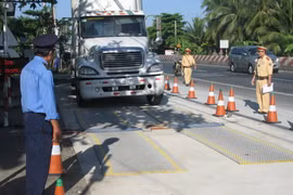 Kiểm tra tải trọng xe tại Trạm cân xe lưu động Tiền Giang. (Ảnh: Minh Trí/TTXVN)