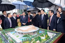  Ông Trương Đức Giang xem mô hình Cung Hữu nghị Việt-Trung. (Ảnh: Phương Hoa/TTXVN)