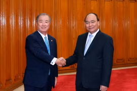 Thủ tướng Nguyễn Xuân Phúc tiếp ngài Yoichi Kobayashi - Chủ tịch Ủy ban Hợp tác Kinh tế Mekong-Nhật Bản thuộc Phòng Thương mại và Công nghiệp Nhật Bản. (Ảnh: Thống Nhất/TTXVN)