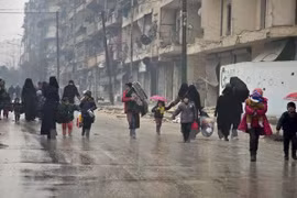 Người dân Syria sơ tán khỏi các khu vực do quân nổi dậy kiểm soát để đến các khu vực đã được quân Chính phủ giải phóng ở Aleppo ngày 13/12. (Nguồn: AFP/TTXVN)
