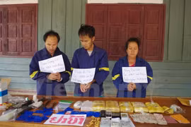 Các đối tượng cùng tang vật một vụ buôn ma túy. (Nguồn: Vietnam+)