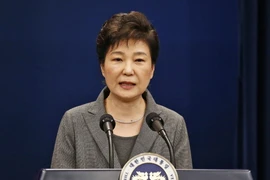 Tổng thống Park Geun-hye trong bài phát biểu trực tiếp trên truyền hình về vụ bê bối chính trị liên quan đến người bạn thân Choi Soon-sil, tại Seoul ngày 29/11. (Nguồn: AP/TTXVN)