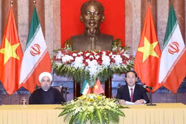 Chủ tịch nước Trần Đại Quang và Tổng thống Cộng hòa Hồi giáo Iran Hassan Rouhani họp báo thông báo kết quả hội đàm. (Ảnh: Nhan Sáng/TTXVN)