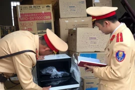 Hàng hóa không có giấy tờ hợp lệ bị bắt giữ. (Ảnh: Trịnh Duy Hưng/TTXVN) 
