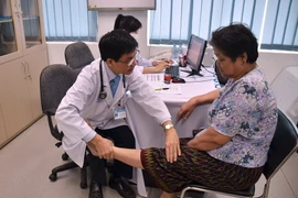 Các y bác sỹ Việt Nam khám bệnh cho bệnh nhân Campuchia trong chương trình. (Ảnh: Nguyễn Lâm/Vietnam+)