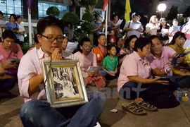 Người dân Thái Lan cầu nguyện cho Nhà Vua. (Ảnh: Sơn Nam/Vietnam+)