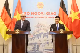Phó Thủ tướng, Bộ trưởng Ngoại giao Phạm Bình Minh và Bộ trưởng Ngoại giao Cộng hòa Liên bang Đức Frank Waler Steinmeier gặp gỡ báo chí. (Ảnh: Nguyễn Khang/TTXVN)