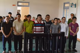 Các bị cáo trước vành móng ngựa. (Ảnh: Ngọc Minh/TTXVN)
