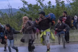 Người tị nạn Syria tìm cách vượt biên trái phép qua khu vực biên giới Hy Lạp-Macedonia. (Nguồn: AFP/TTXVN) 