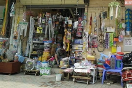 Lấn chiếm vỉa hè ở Hà Nội. (Nguồn: TTXVN)