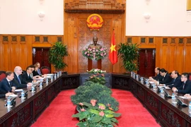 Thủ tướng Nguyễn Xuân Phúc tiếp ông Phil Hogan, Cao ủy phụ trách nông nghiệp của Liên minh châu Âu. (Ảnh: Thống Nhất/TTXVN)