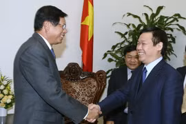 Phó Thủ tướng Vương Đình Huệ tiếp ông Bouasone Bouphavanh, Viện trưởng Viện Nghiên cứu Kinh tế quốc gia Lào, nguyên Thủ tướng Chính phủ Lào. (Ảnh: Nguyễn Dân/TTXVN)