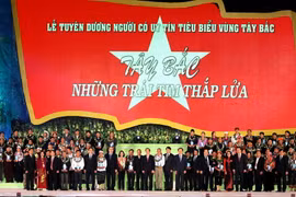 Các lãnh đạo Đảng, Nhà nước chụp ảnh với đại biểu người có uy tín tiêu biểu vùng Tây Bắc. (Ảnh: Trung Kiên/TTXVN)