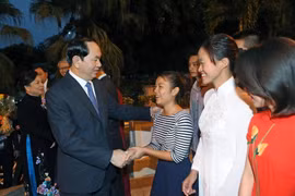 Chủ tịch nước Trần Đại Quang với cán bộ nhân viên Đại sứ quán, đại diện Cộng đồng người Việt Nam đang học tập, làm ăn và sinh sống tại Cuba. (Ảnh: Nhan Sáng/TTXVN)
