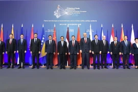 Thủ tướng Trung Quốc Lý Khắc Cường (thứ 8, trái) và lãnh đạo các nước khu vực Trung-Đông Âu chụp ảnh chung tại hội nghị. (Nguồn: THX/TTXVN)