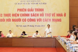 Đại biểu Quốc hội tỉnh Bến Tre Đặng Thuần Phong đặt câu hỏi chất vấn tại phiên họp. (Ảnh: Phương Hoa/TTXVN)