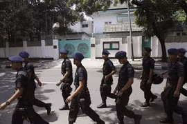 Cảnh sát Indonesia bên ngoài Đại sứ quán Myanmar. (Nguồn: AP)
