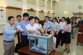 Cán bộ, nhân viên của Bộ Giáo dục và Đào tạo ủng hộ đồng bào miền Trung bị lũ lụt. (Ảnh: Quý Trung/TTXVN)