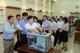 Cán bộ, nhân viên của Bộ Giáo dục và Đào tạo ủng hộ đồng bào miền Trung bị lũ lụt. (Ảnh: Quý Trung/TTXVN)