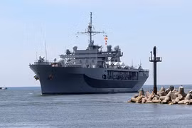 Soái hạm hạm đội 6 của Mỹ, tàu USS Mount Whitney ở Biển Đen. (Nguồn: Sputnik)