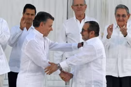 Tổng thống Colombia Juan Manuel Santos (thứ 2, trái) và thủ lĩnh FARC Timoleon Jimenez (thứ 2, phải) tại lễ ký kết thỏa thuận hòa bình ở Cartagena, Colombia ngày 26/9. (Nguồn: AFP/TTXVN)