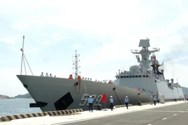 Một tàu trong Biên đội tàu Hải quân Trung Quốc cập Cảng Quốc tế Cam Ranh. (Ảnh: Nguyên Lý/TTXVN)
