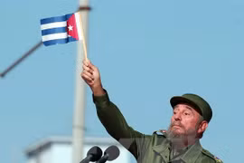Lãnh tụ Cuba Fidel Castro phát biểu trước hàng nghìn người dân bên ngoài Văn phòng đại diện quyền lợi của Mỹ ở La Habana (Cuba) ngày 21/6/2004. (Nguồn: EPA/TTXVN)