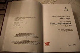 Tập 4 Đại từ điển giáo khoa Séc-Việt. (Ảnh: Ngọc Mai-Hồng Tâm/Vietnam+)