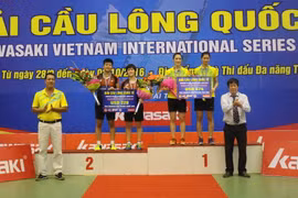 Ban tổ chức trao giải nội dung đôi nữ. (Ảnh: Thanh Thương/TTXVN)