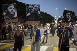 Người dân Cuba chờ viếng cố Lãnh tụ Cuba Fidel Castro tại Quảng trường Cách mạng ở thủ đô La Habana. (Nguồn: AP/TTXVN)