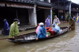 Nhiều nhà dân ở phố cổ Hội An, Quảng Nam bị chìm ngập trong nước lũ. (Ảnh: Trần Lê Lâm/TTXVN)