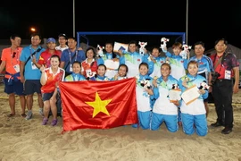 Đội Việt Nam nhận huy chương vàng. (Ảnh: Quốc Khánh/TTXVN)