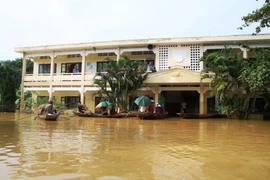 Trụ sở Ủy ban Nhân dân xã Phương Mỹ, huyện Hương Khê, Hà Tĩnh ngập nước chiều 17/10. (Ảnh: Hoàng Ngà/TTXVN)