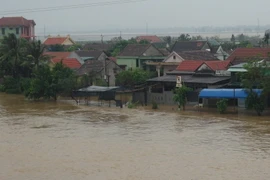 Nước lũ lên nhanh gây ngập và chia cắt tại xã Quảng Hải, thị xã Ba Đồn. Ảnh chụp lúc 7 giờ sáng 1/11/2016. (Ảnh: Đức Thọ/TTXVN) 
