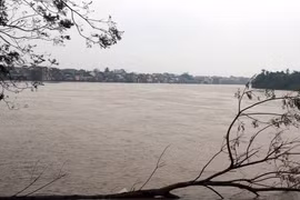 Phố cổ Bao Vinh và nhiều vùng ở hạ du sông Hương thuộc vùng trũng thị xã Hương Trà ngập nước (ảnh chụp 11 giờ ngày 4/12). (Ảnh: Quốc Việt/TTXVN)
