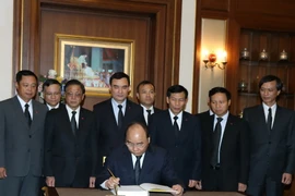 Thủ tướng Nguyễn Xuân Phúc ghi sổ tang viếng Nhà vua Thái Lan Bhumipol Adulyadej. (Ảnh: Thống Nhất/TTXVN)