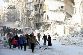 Người dân Syria sơ tán khỏi khu vực phía đông thành phố Aleppo ngày 29/11. (Nguồn: EPA/TTXVN)