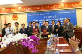 Quang cảnh lễ ký kết hợp tác giữa TTXVN và Ủy ban Nhân dân tỉnh Lâm Đồng. (Ảnh: Nguyễn Dũng/Vietnam+)