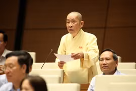 Hòa thượng Thích Chơn Thiện phát biểu tại một phiên họp của Quốc hội. (Ảnh: Phương Hoa/TTXVN)