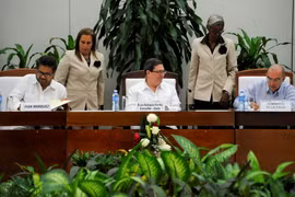 Trưởng đoàn đàm phán Chính phủ Colombia Humberto de la Calle (phải), đại diện FARC Ivan Marquez (trái) và Ngoại trưởng Cuba Bruno Rodriguez Parilla (giữa) tại lễ ký kết thỏa thuận hòa bình mới ở La Habana, Cuba ngày 12/11. (Nguồn: AFP/TTXVN)