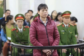 Bị cáo Cấn Thị Thêu đứng trước vành móng ngựa. (Ảnh: Doãn Tấn/TTXVN)
