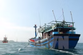Lai dắt một tàu cá gặp nạn. (Ảnh minh họa: Nguyên Lý/TTXVN)