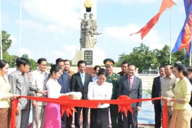 Cắt băng khánh thành Đài tưởng niệm. (Ảnh: Nguyễn Lâm/Vietnam+)