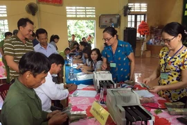 Chi trả tiền đền bù thiệt hại do sự cố môi trường biển tại Quảng Trị. (Ảnh: Trần Tĩnh/TTXVN)