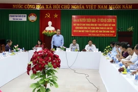 Chủ tịch Ủy ban Trung ương Mặt trận Tổ quốc Việt Nam Nguyễn Thiện Nhân cùng đoàn công tác của Trung ương làm việc với Uỷ ban Mặt trận Tổ quốc Việt Nam tỉnh Ninh Thuận. (Ảnh: Đức Ánh/TTXVN) 
