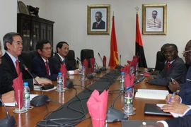 Ông Nguyễn Văn Bình, Trưởng Ban Kinh tế Trung ương hội kiến với ông Antonio Paulo Kassoma, Tổng thư ký Đảng Phong trào Nhân dân Giải phóng Angola. (Ảnh: Mạnh Hùng-Dư Hưng/Vietnam+)