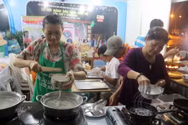 Các nhà hàng thể hiện những món ẩm thực riêng tại liên hoan. (Ảnh: Lê Huy Hải/TTXVN)