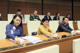 Đoàn đại biểu Quốc hội tỉnh Bắc Giang biểu quyết thông qua Nghị quyết về chất vấn và trả lời chất vấn. (Ảnh: Phạm Kiên/TTXVN)